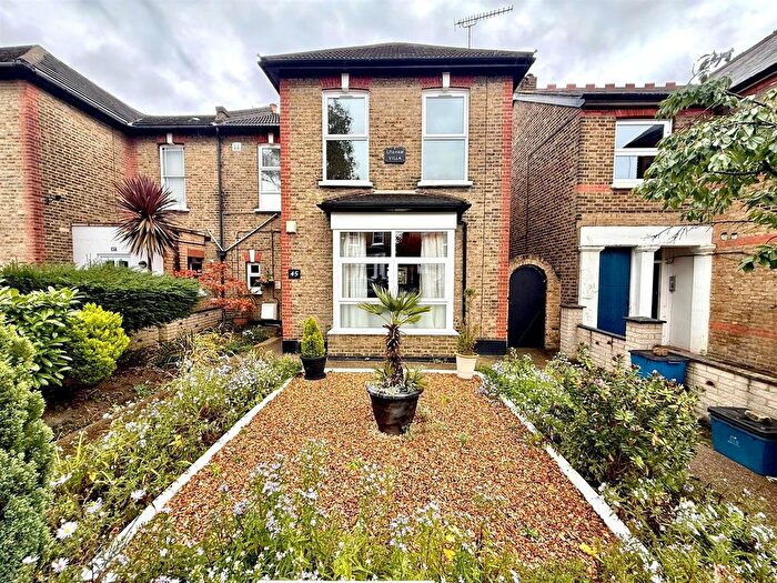 2 Bedroom Flat To Rent In Cleveland Road, London, E18