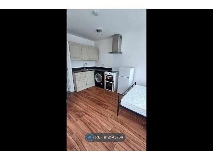 Studio To Rent In Hersham, Walton-On-Thames, KT12