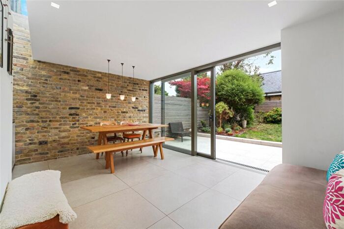 2 Bedroom House For Sale In Lawford Road, London, N1