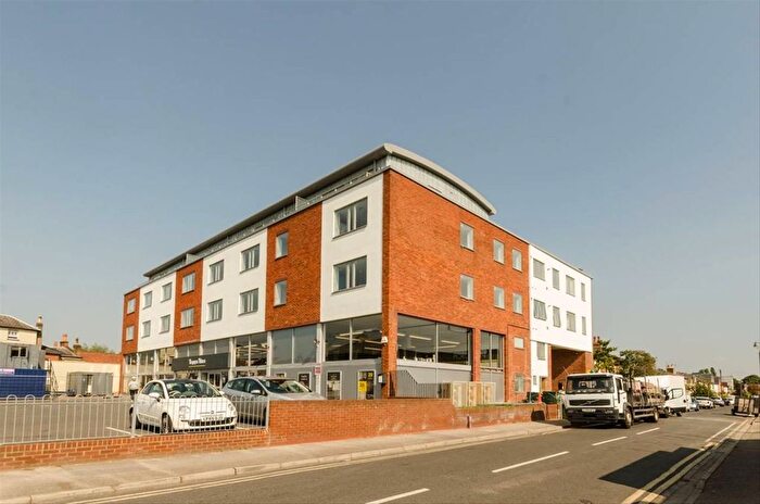 3 Bedroom Flat To Rent In Pemberton Road, East Molesey, KT8