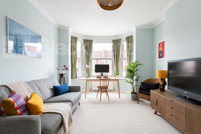 3 Bedroom Flat To Rent In Abbotsford Avenue, Tottenham, N15