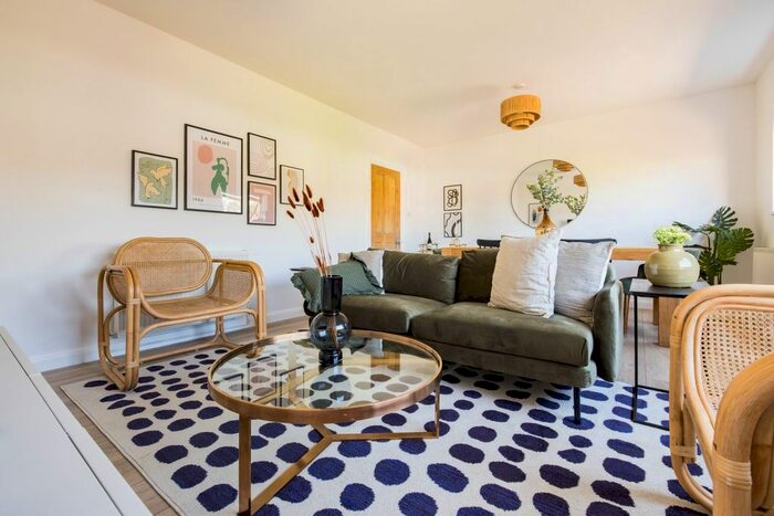 2 Bedroom Flat To Rent In Southern Road, London, N2