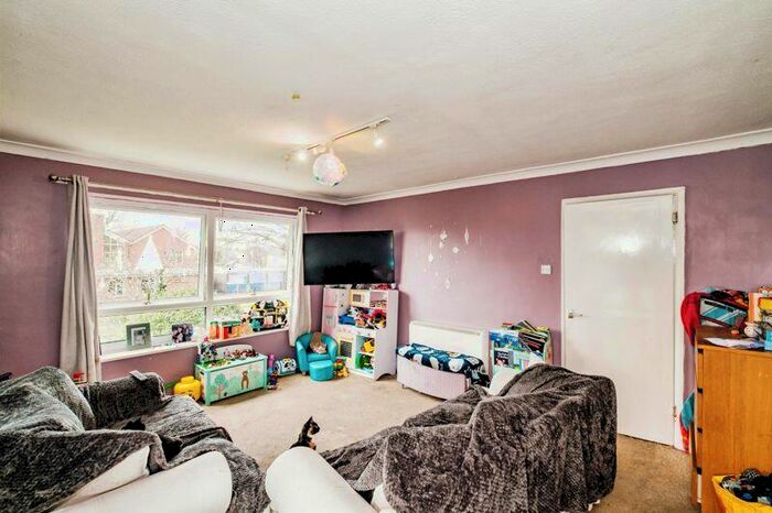 2 Bedroom Apartment For Sale In Summerlea Gardens, Littlehampton, West Sussex, BN17