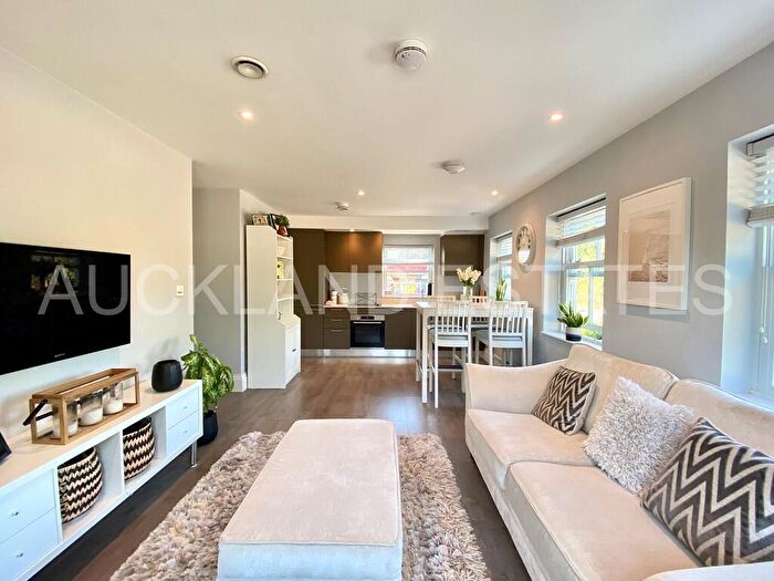 2 Bedroom Apartment For Sale In Swan Lodge, Brookmans Park, AL9