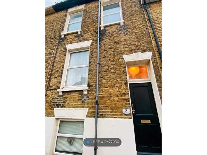 2 Bedroom Flat To Rent In Fonblanque Road, Sheerness, ME12