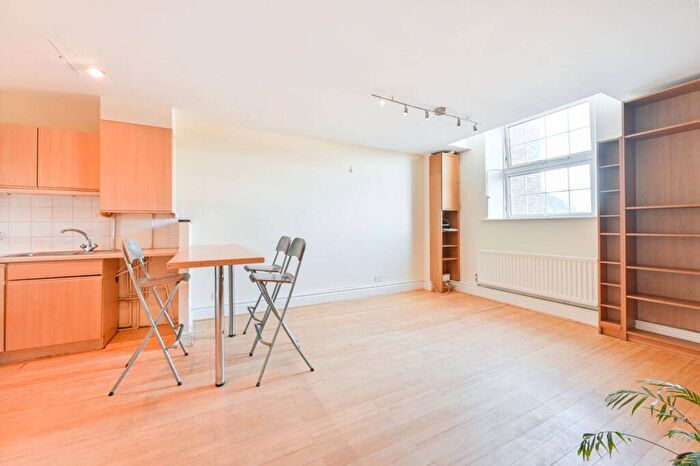 2 Bedroom Flat To Rent In Brook Road, Gladstone Park, London, NW2