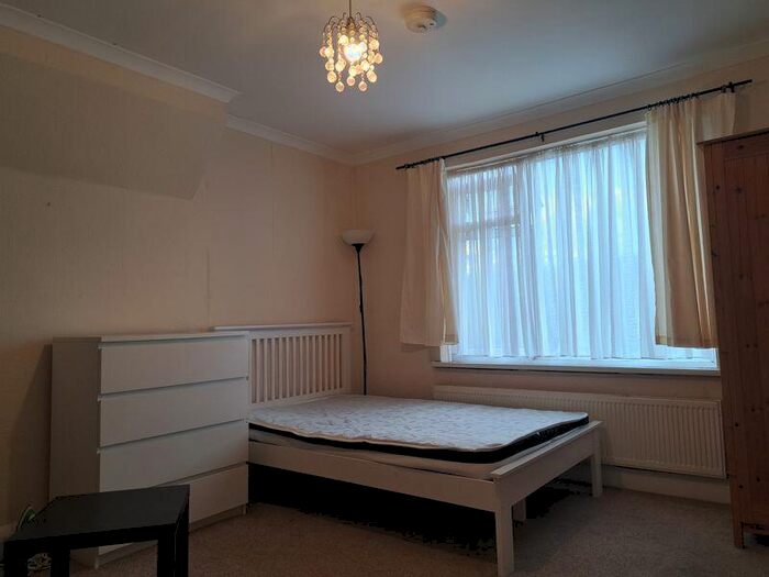 Flat To Rent In Brighton Road, Purley, CR8