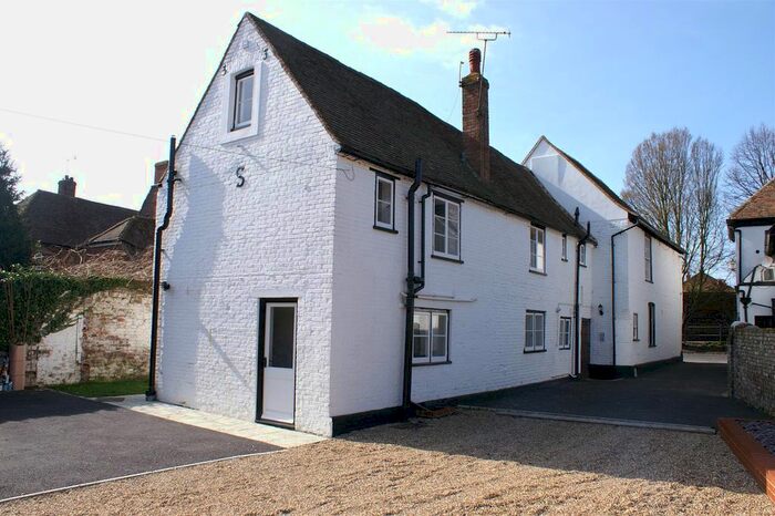 2 Bedroom Flat To Rent In Flat - High Street, Wingham, Canterbury, Kent, CT3