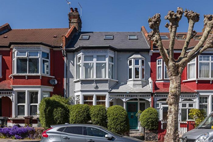 2 Bedroom Flat For Sale In Cleveleys Road, Hackney, E5