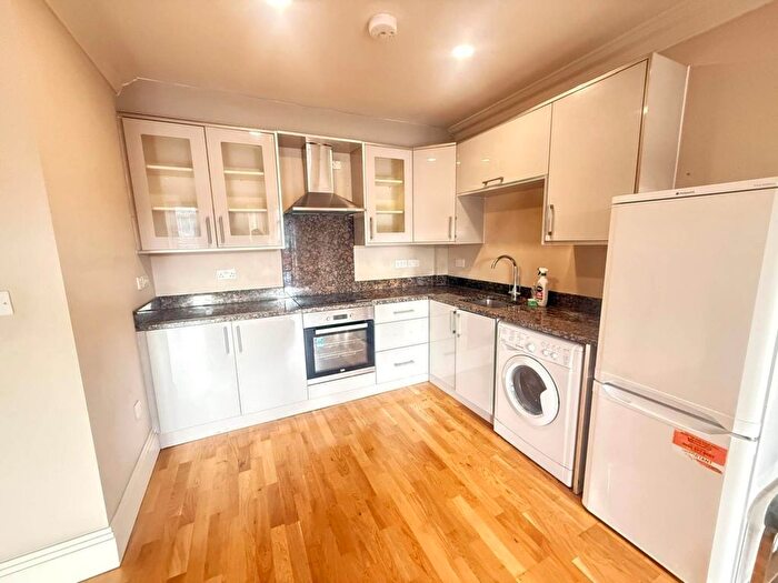 2 Bedroom Flat To Rent In Reet Gardens, Slough, SL1