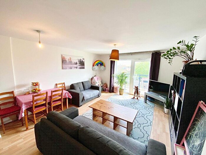 2 Bedroom Flat To Rent In Topaz Court, Leytonstone, E11