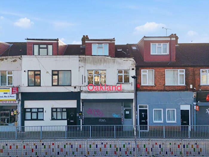 2 Bedroom Flat For Sale In Eastern Avenue, Ilford, IG2