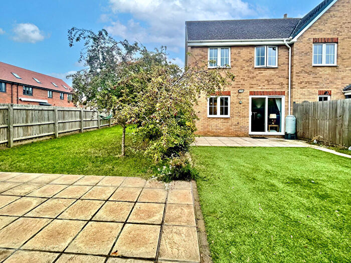 3 Bedroom Semi Detached House For Sale In Rowletts View, Biggleswade, SG18