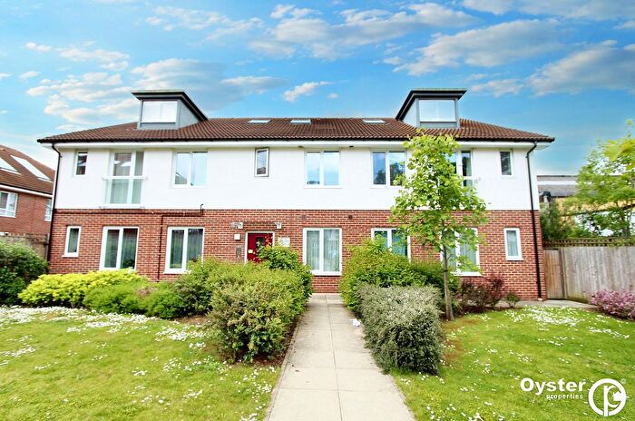 2 Bedroom Flat To Rent In Queen Marys Avenue, Watford, WD18