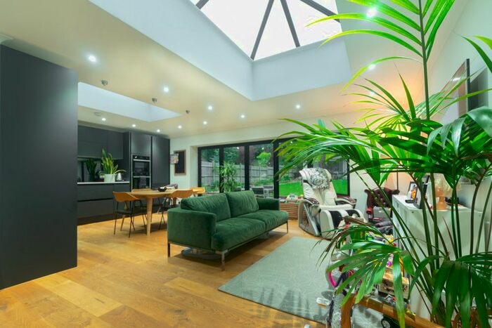 3 Bedroom Flat To Rent In Foxley Lane, Purley, London, CR8