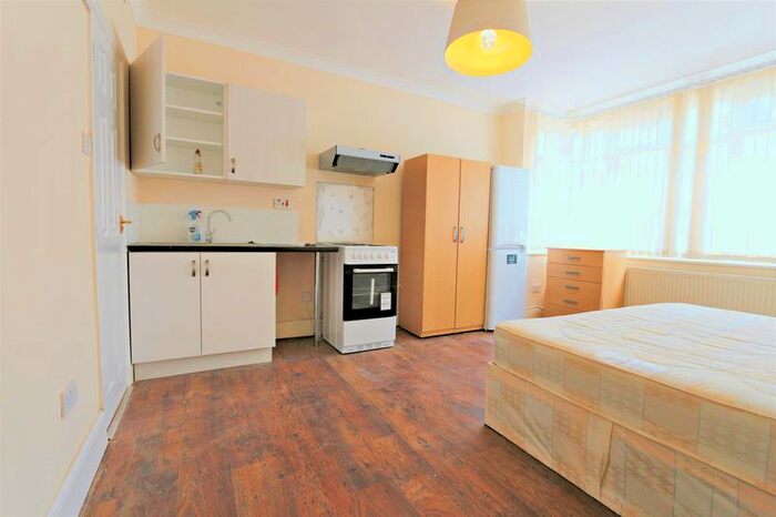 Studio To Rent In Sevington Road, London, NW4