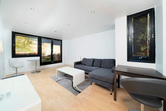 2 Bedroom Flat To Rent In Britten Close, London, NW11