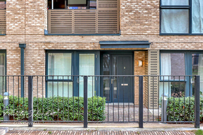 1 Bedroom Apartment For Sale In Goswell Road, London, EC1V