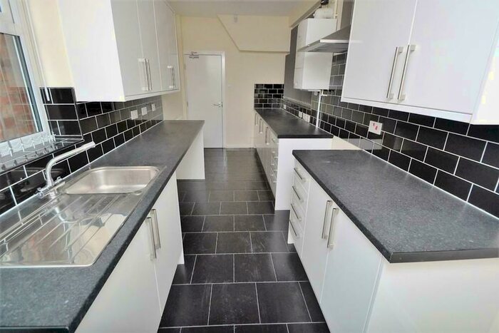 5 Bedroom Semi-Detached House To Rent In Bedroom Student House (Arnesby Road) - Lenton, NG7