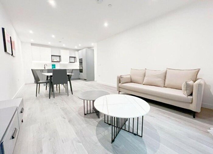 2 Bedroom Apartment To Rent In Willowbrook House, Woodberry Down, N4