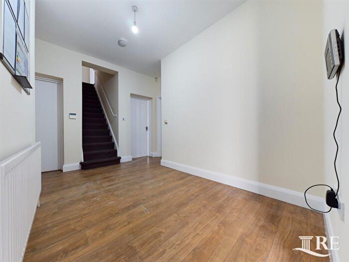 3 Bedroom Flat To Rent In Walm Lane, Willesden, London, NW2