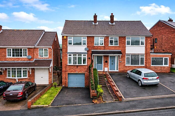 3 Bedroom Semi-Detached House For Sale In Bowling Green Avenue, Wilnecote, Tamworth, Staffordshire, B77