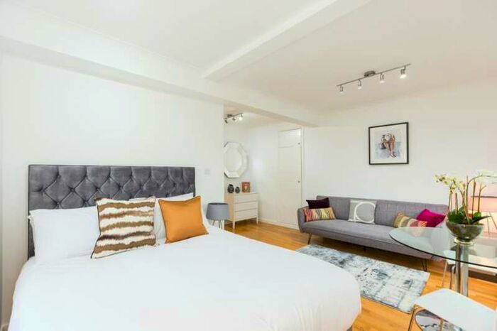 Flat To Rent In Warren Court, Euston Road, NW1