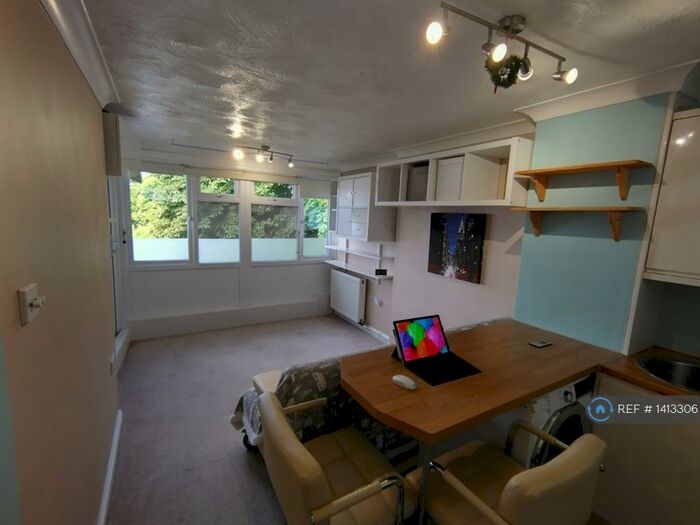 1 Bedroom Flat To Rent In The Hornbeams, Harlow, CM20