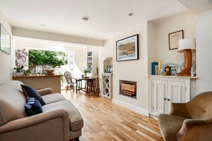 2 Bedroom Flat To Rent In Wadham Road, London, SW15