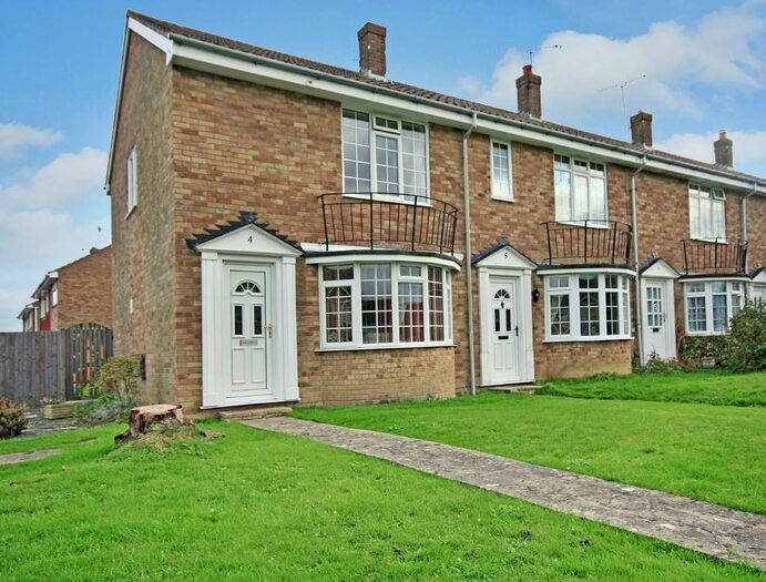 2 Bedroom End Of Terrace House To Rent In Greenfields Close, Horsham, RH12
