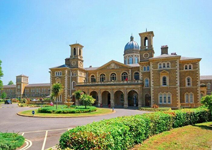 3 Bedroom Flat To Rent In Princess Park Manor, London, N11