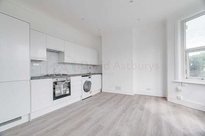 3 Bedroom Flat To Rent In Wightman Road, Haringey, London, N8