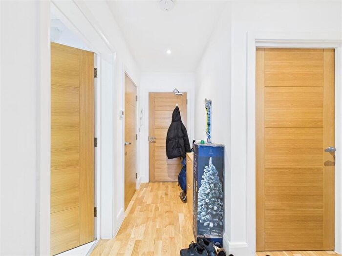 2 Bedroom Flat For Sale In Paynes Park, Hitchin, SG5