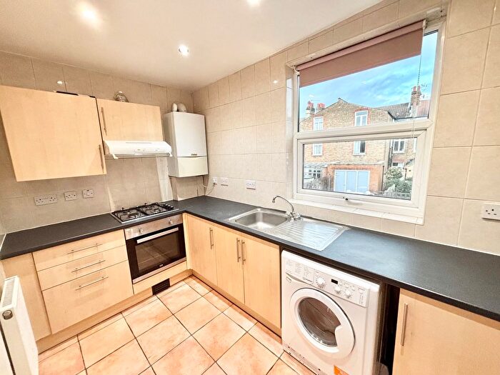 3 Bedroom Flat To Rent In Tooting Bec Road, Tooting, SW17