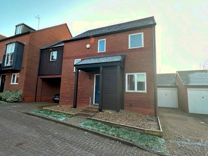 4 Bedroom House To Rent In Alvric Way, Wolverton Mill, MK12
