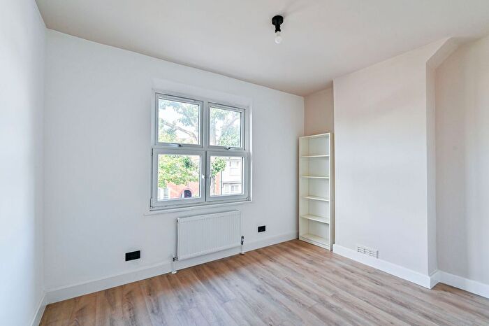 2 Bedroom Property To Rent In Derinton Road, Tooting Bec, London, SW17