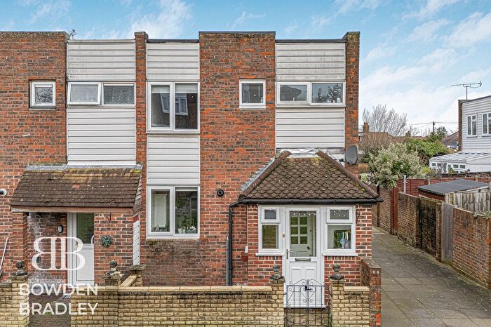 3 Bedroom End Terrace House For Sale In Covert Road, Ilford, IG6