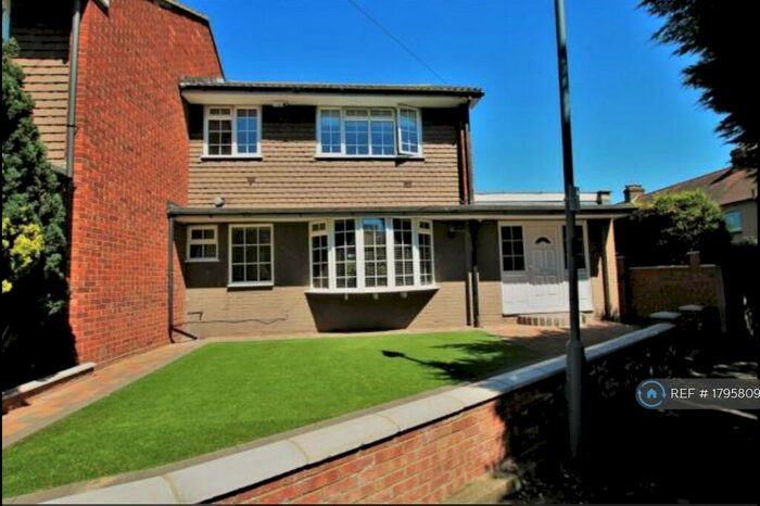 4 Bedroom End Of Terrace House To Rent In Crombie Close, Gants Hill, Redbridge, Ilford, IG4