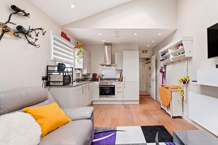 1 Bedroom Flat To Rent In Bronsart Road, Munster Village, SW6