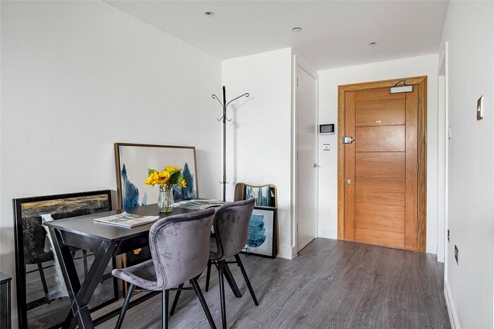 1 Bedroom Flat For Sale In Addlestone, Surrey, KT15