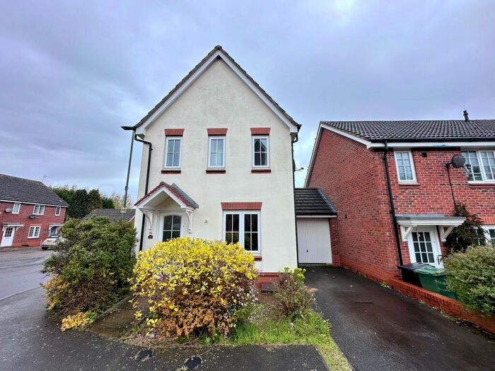 3 Bedroom Link Detached House To Rent In Abbey Close, Shepshed, Leicestershire, LE12