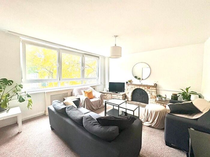 4 Bedroom Flat To Rent In Surrey Lane, London, SW11