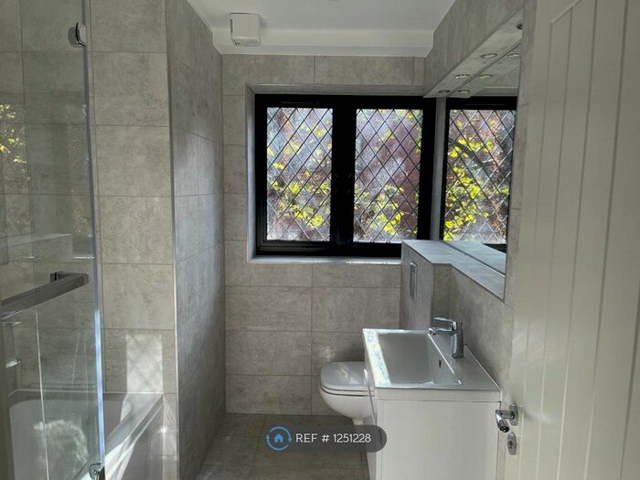 2 Bedroom Flat To Rent In High Street, Bushey WD23