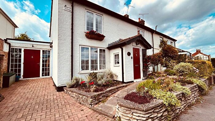 4 Bedroom Semi Detached House For Sale In Lower Farnham Road, Aldershot, Hampshire, GU12