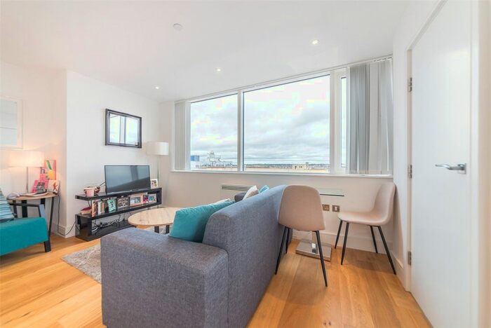 Studio To Rent In High Street, Slough, Berkshire, SL1