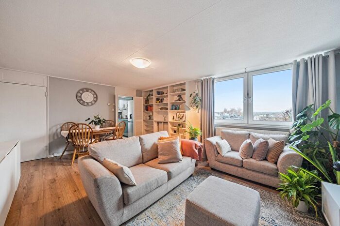 2 Bedroom Flat To Rent In Viewfield Road, Wandsworth, London, SW18