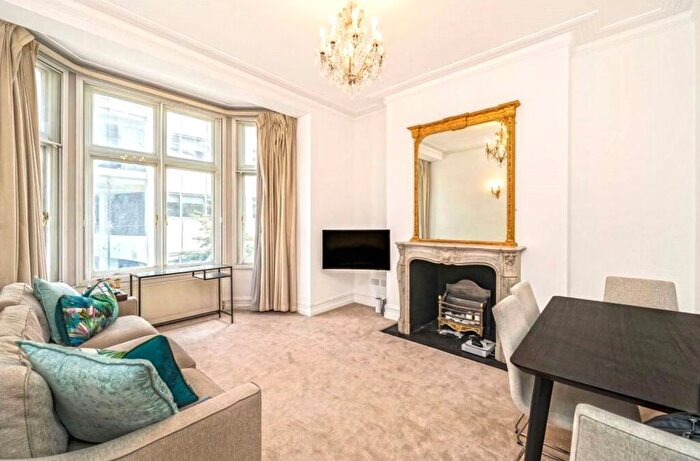 2 Bedroom Flat To Rent In Iverna Court, Kensington, London, W8
