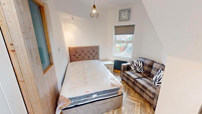 Studio To Rent In Cardigan Road, Hyde Park, Leeds, LS6