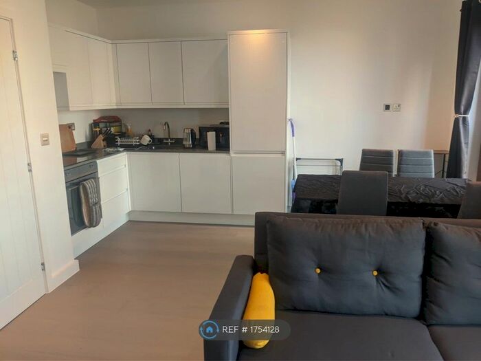 2 Bedroom Flat To Rent In Grosvenor Road, St. Albans, AL1