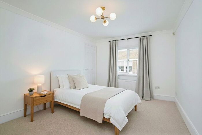 2 Bedroom Property To Rent In Vineyard Mews, Preston Place, TW10